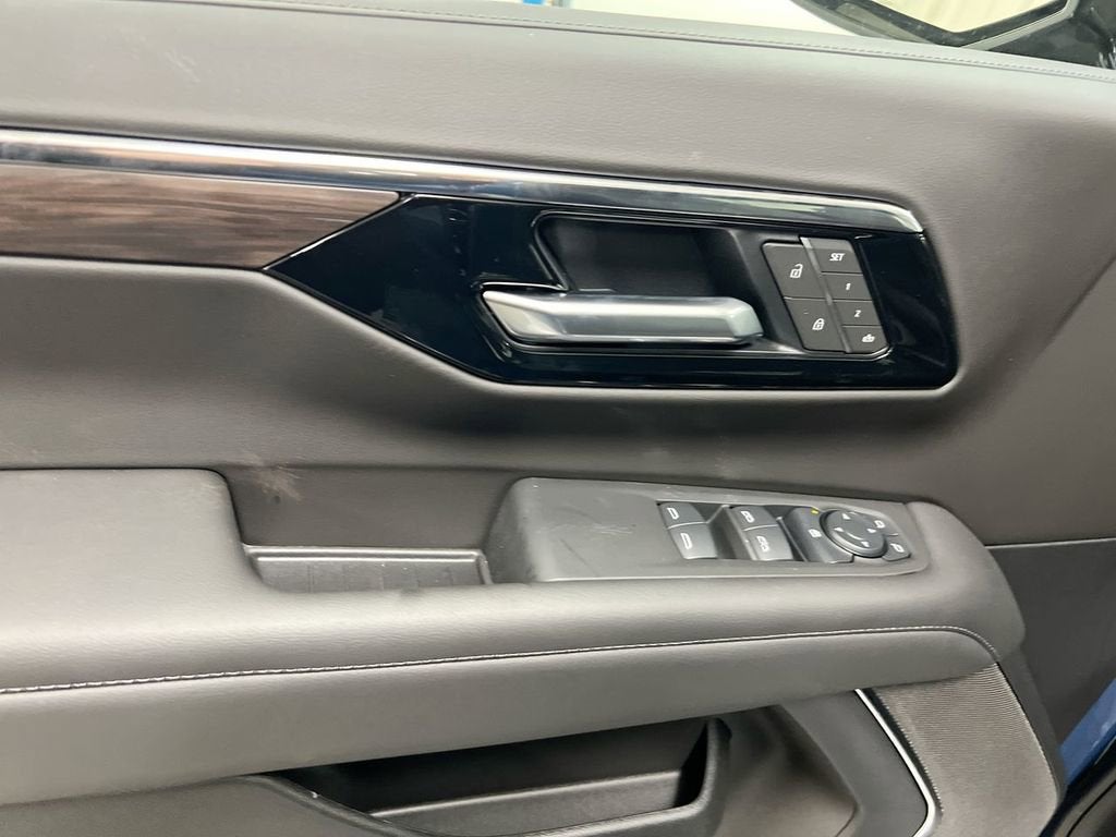 2025 Chevrolet Suburban LT