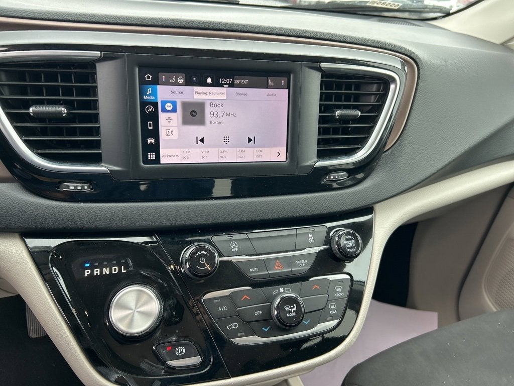 2023 Chrysler Voyager LX