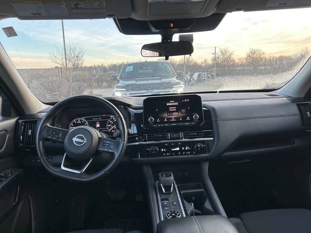2025 Nissan Pathfinder SV
