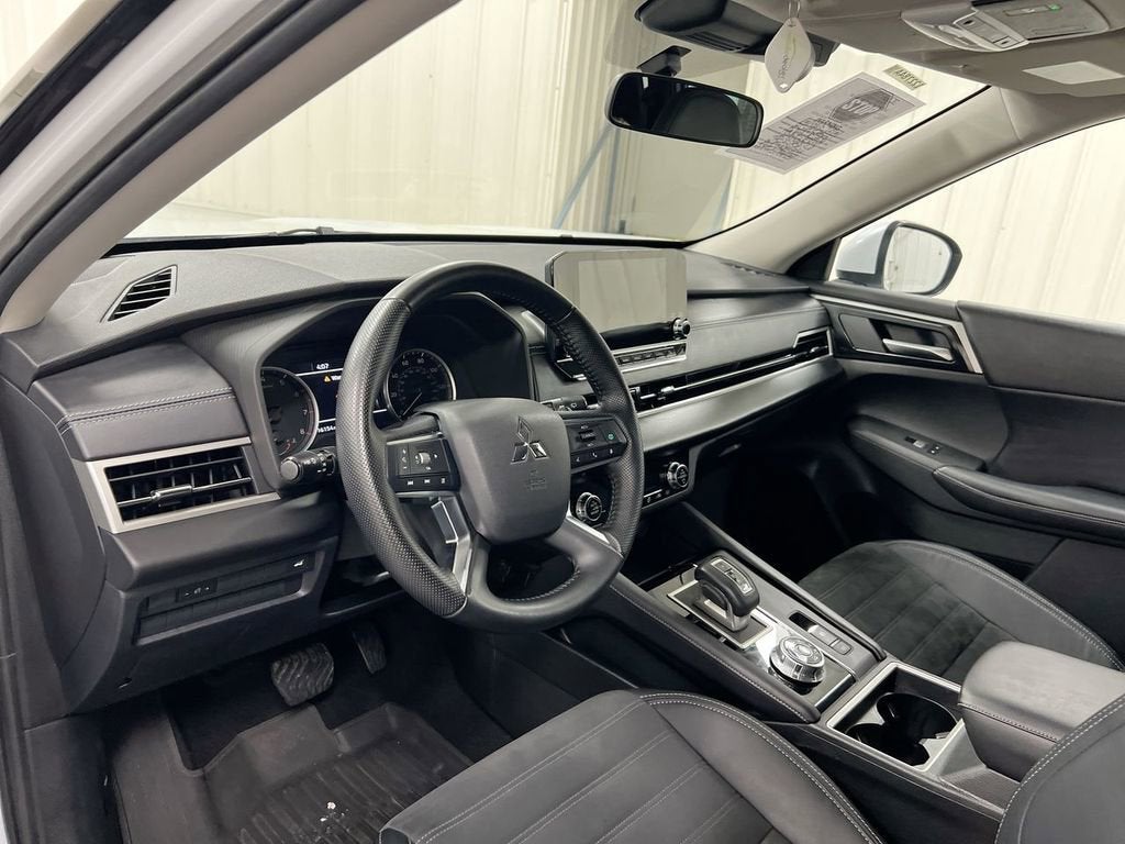 2023 Mitsubishi Outlander SE