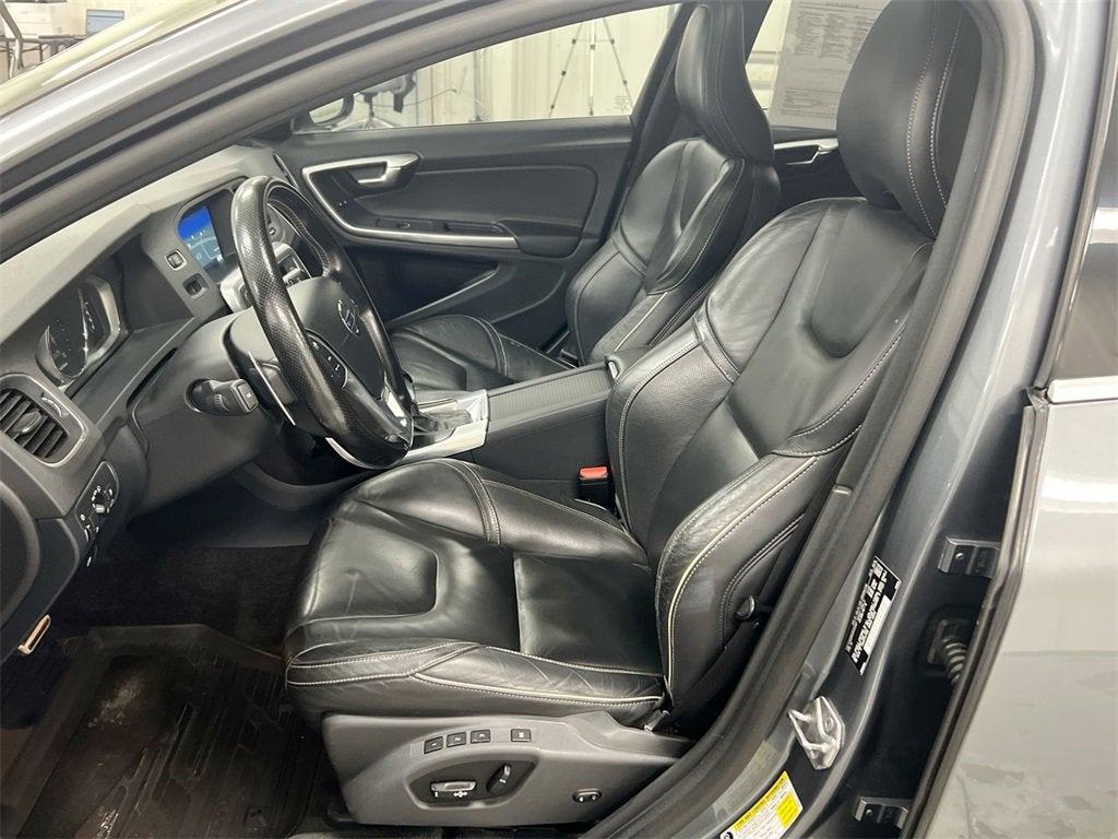 2017 Volvo V60 R-Design Platinum