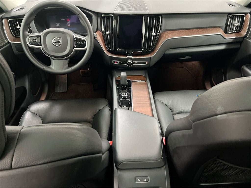 2024 Volvo XC60 Plus Dark Theme