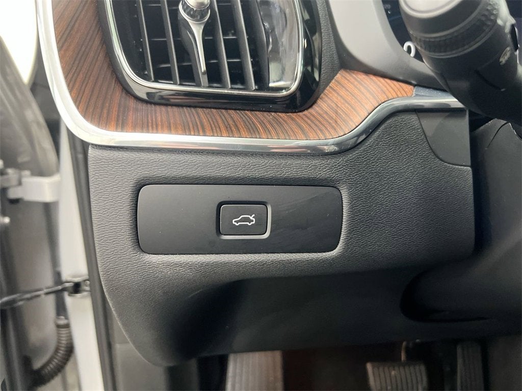 2024 Volvo XC60 Plus Dark Theme