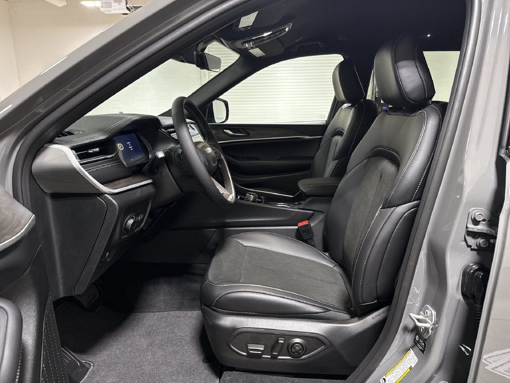 2027 Jeep Grand Cherokee L Laredo Altitude