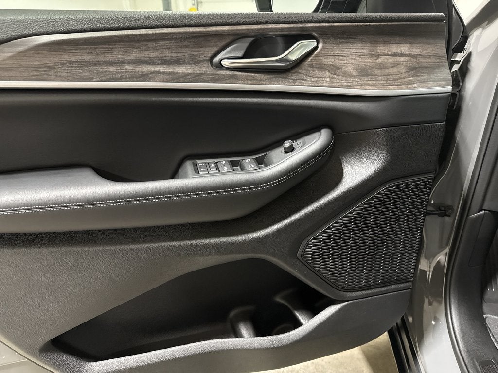2027 Jeep Grand Cherokee L Laredo Altitude