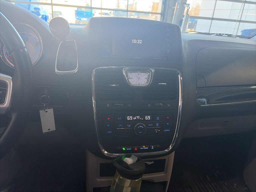 2016 Chrysler Town & Country Touring