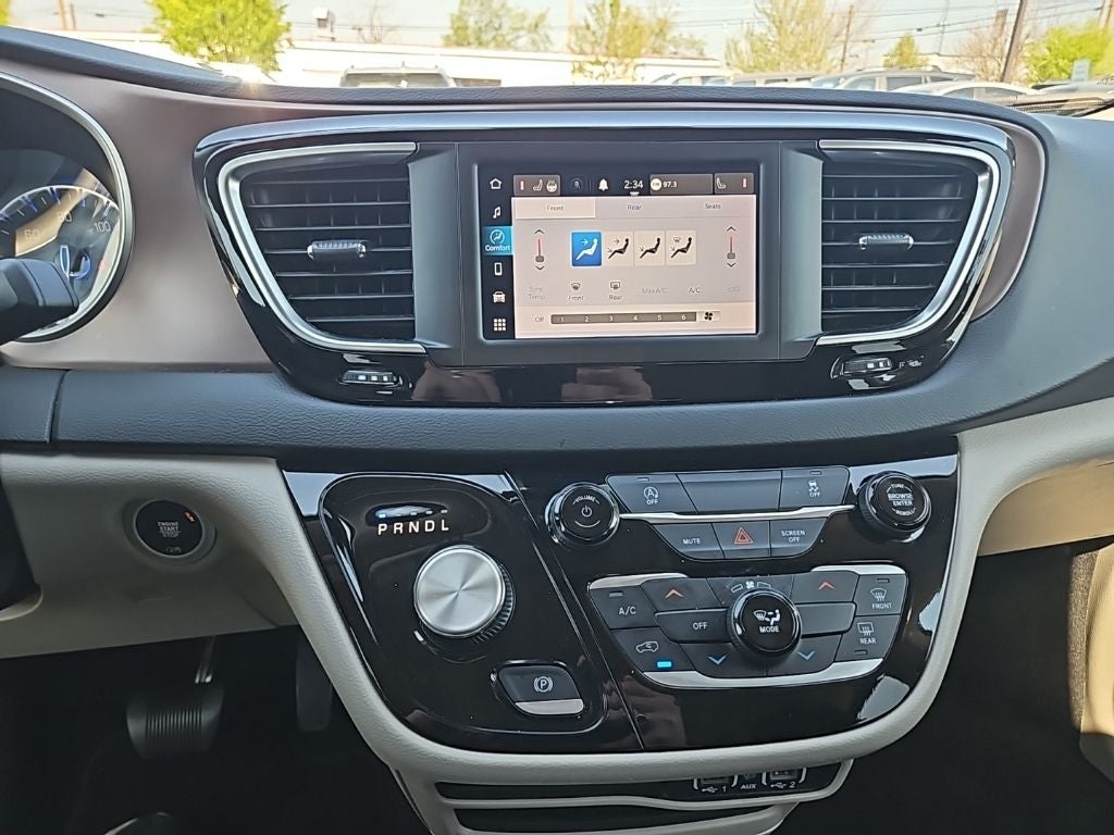 2023 Chrysler Voyager LX