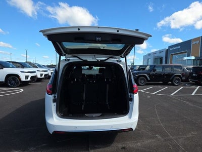 2027 Chrysler Pacifica Select
