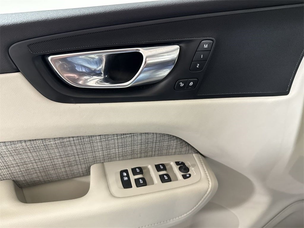 2022 Volvo XC60 B5 Momentum