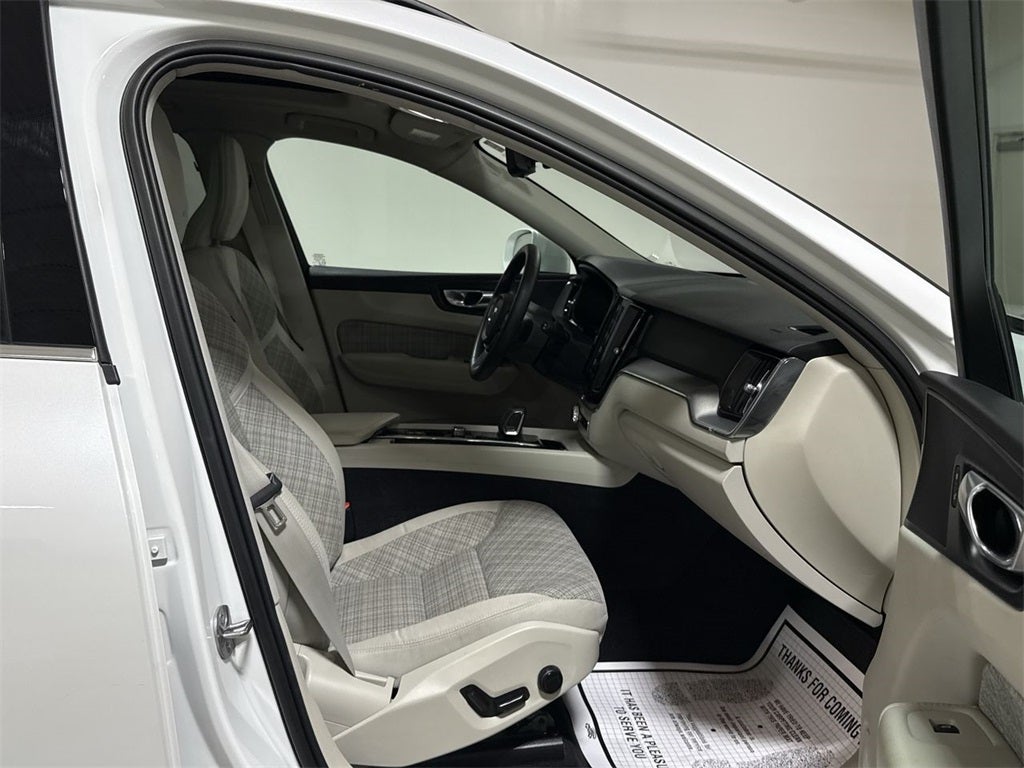 2022 Volvo XC60 B5 Momentum
