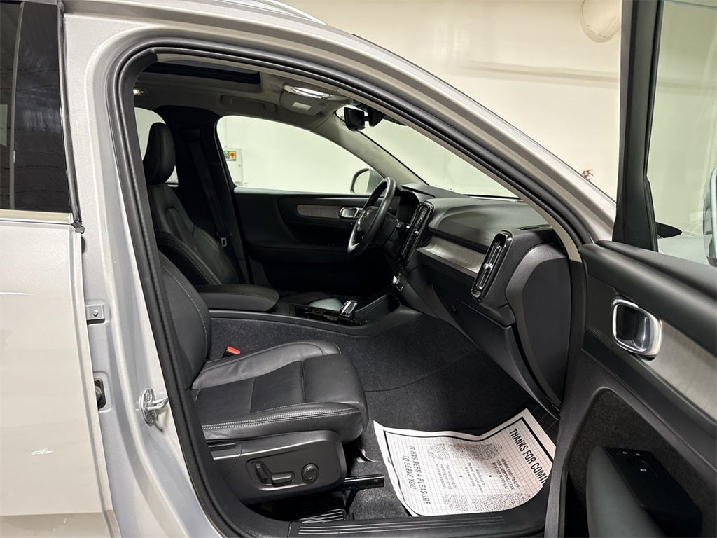2024 Volvo XC40 B5 Plus Bright Theme