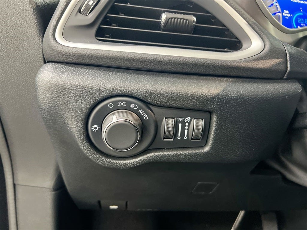 2025 Chrysler Voyager LX