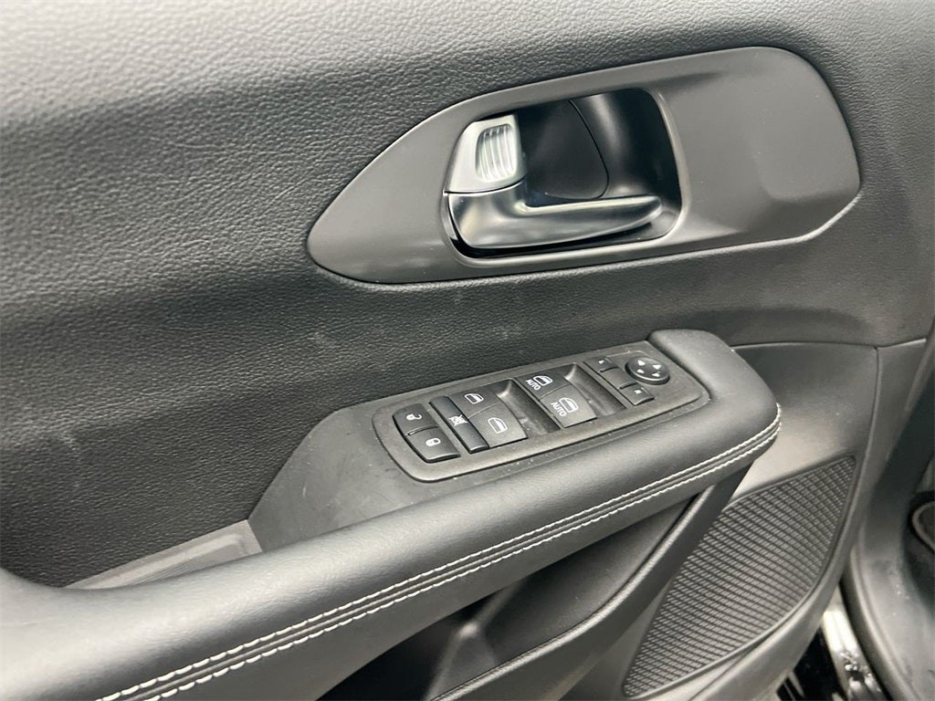 2025 Chrysler Voyager LX