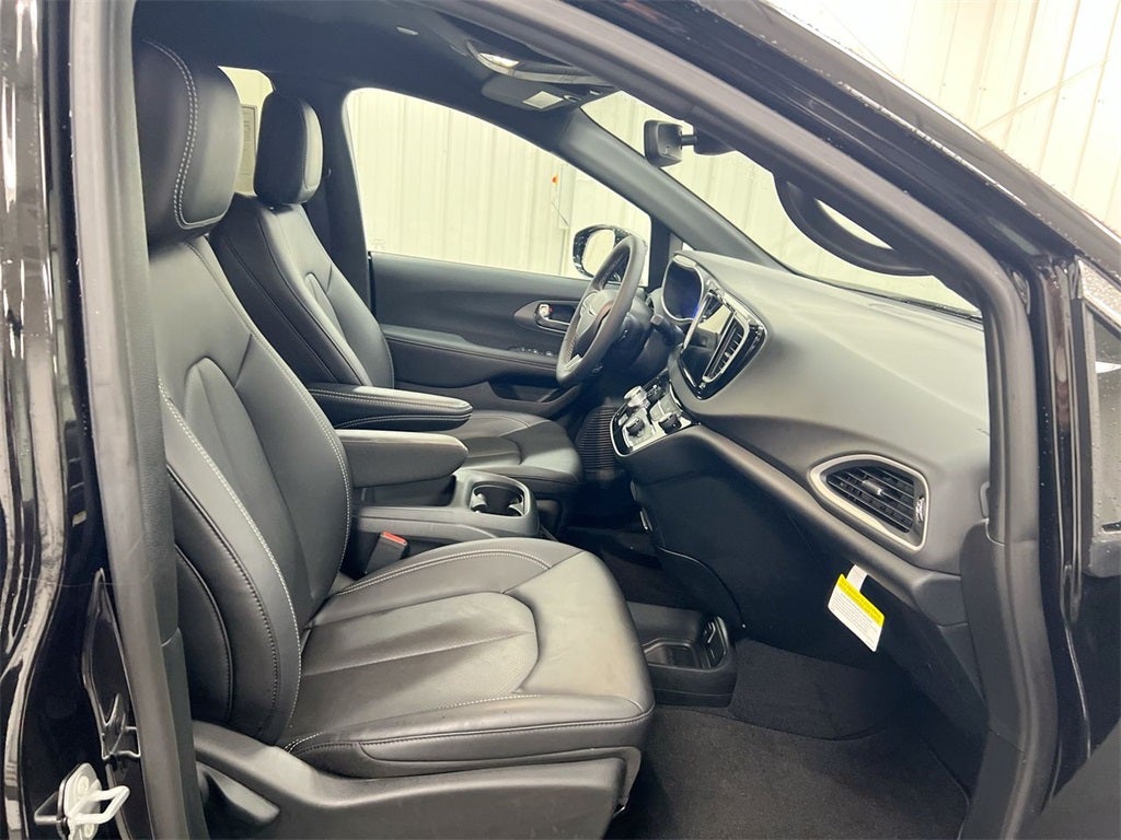 2025 Chrysler Voyager LX