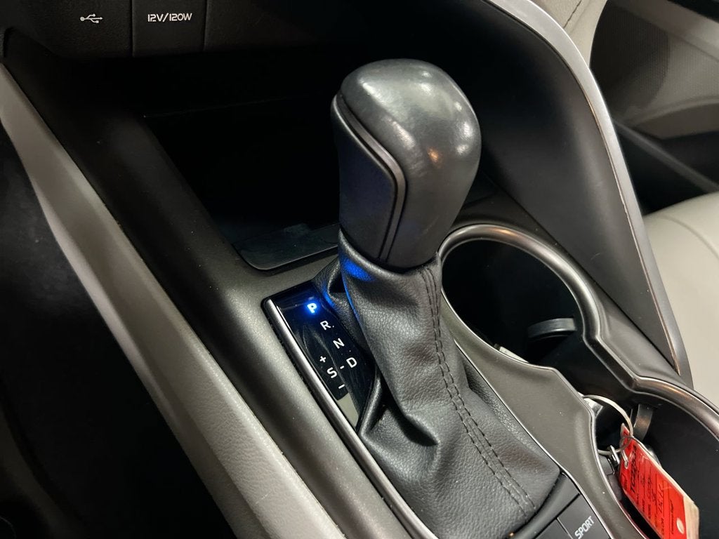 2022 Toyota Camry Hybrid SE
