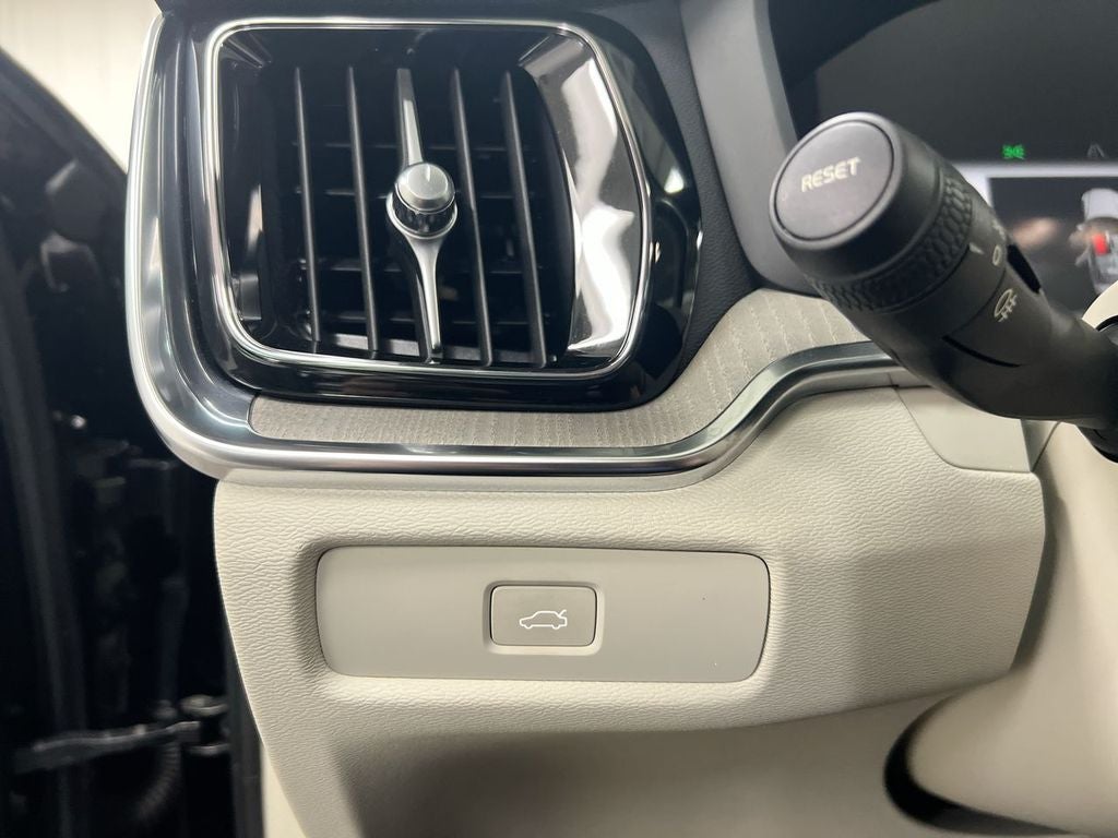 2023 Volvo S60 B5 Plus Dark Theme