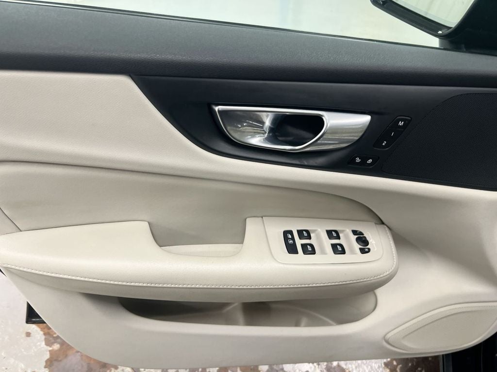 2023 Volvo S60 B5 Plus Dark Theme