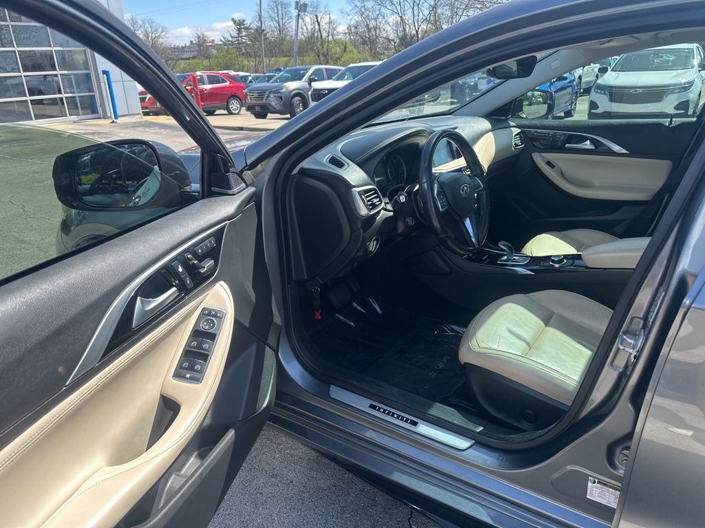 2017 INFINITI QX30 Premium