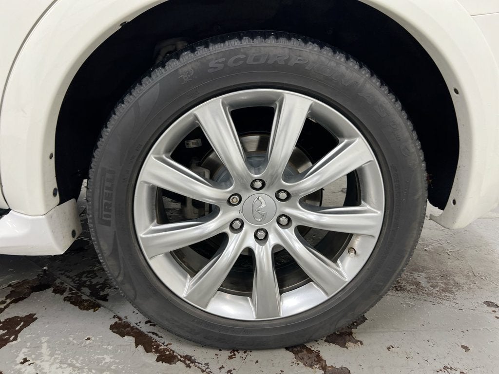 2011 INFINITI QX56 7-passenger