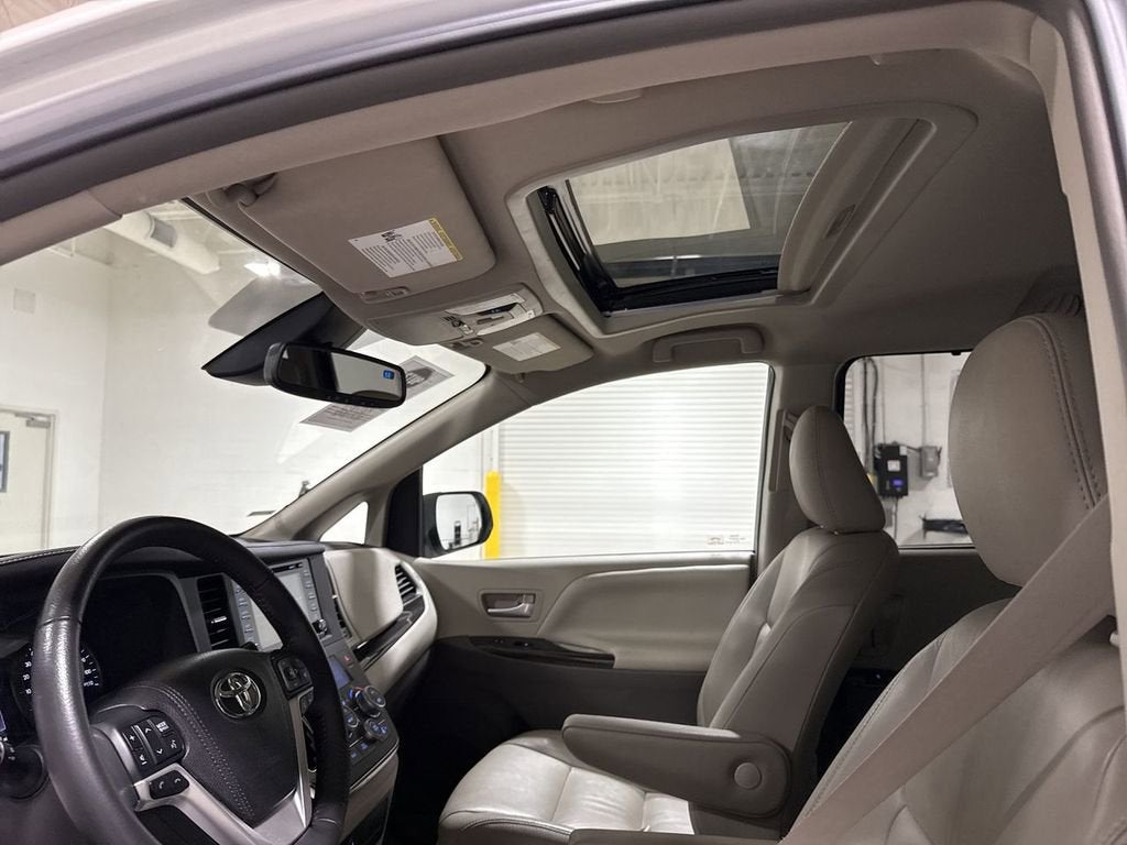 2018 Toyota Sienna XLE Auto Access Seat