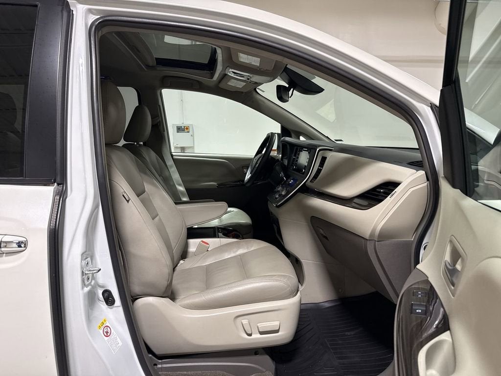 2018 Toyota Sienna XLE Auto Access Seat